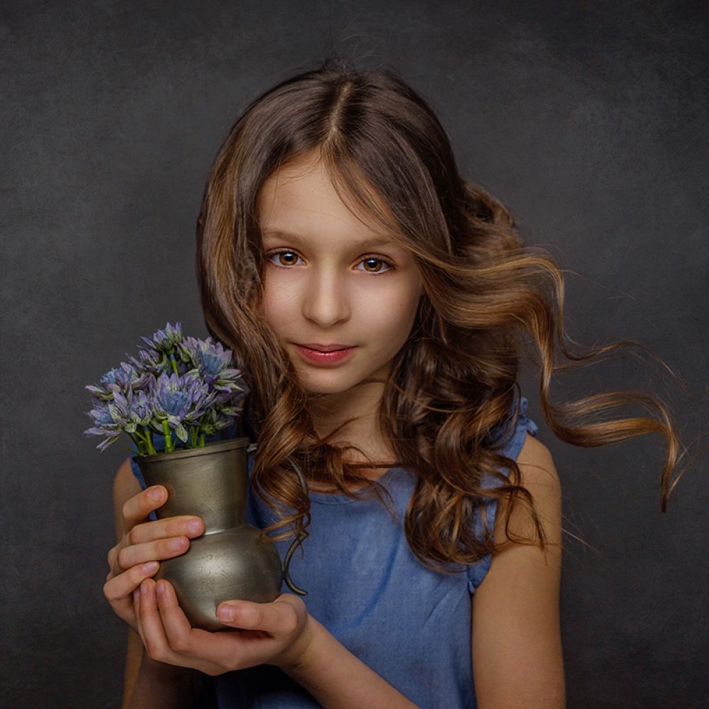 Ein Mädchen hält eine Vase in der Hand